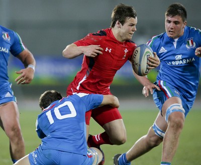 200315 - Italy U20s vs Wales U20s - RBS 6 Nations U20s -Jarrod Evans takes on Matteo Minozzi