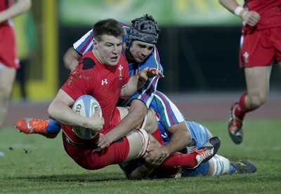 200315 - Italy U20s vs Wales U20s - RBS 6 Nations U20s -Jordan Viggers is tackled by Jake Polledri