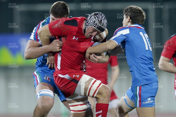 200315 - Italy U20s vs Wales U20s - RBS 6 Nations U20s -Ollie Griffiths tries to get through the Italian defence