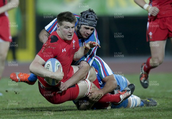 200315 - Italy U20s vs Wales U20s - RBS 6 Nations U20s -Jordan Viggers is tackled by Jake Polledri