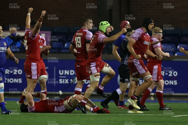190621 - Italy U20s v Wales U20s - U20s 6 Nations Championship - Wales celebrate the victory at full time