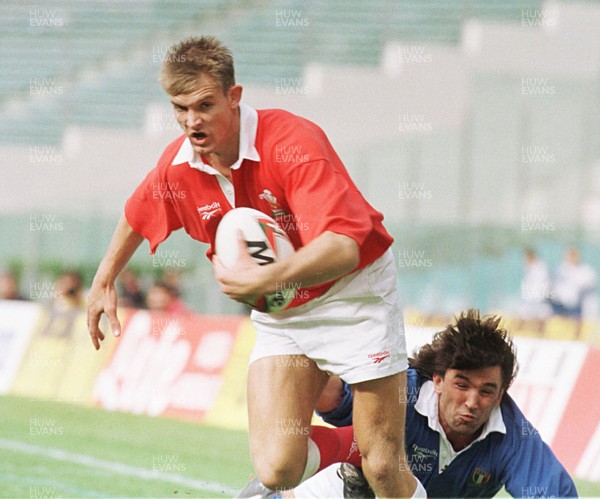 051096 - Italy v Wales - Dafydd James of Wales rounds Paolo Vaccari to score try