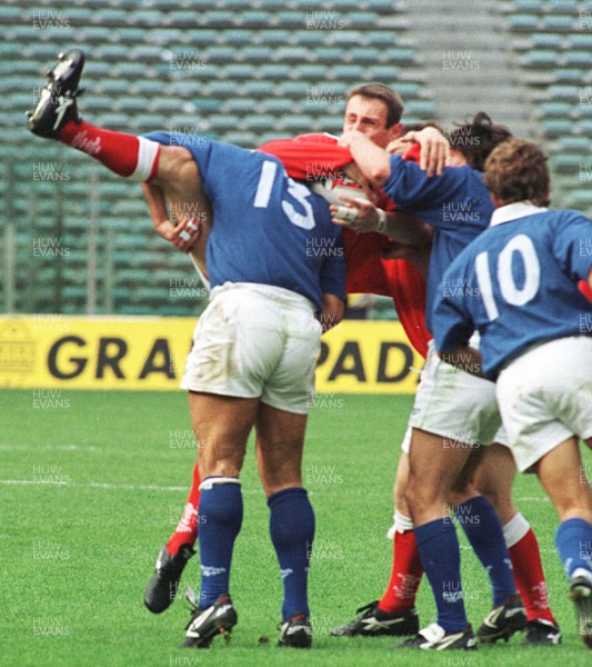 051096 - Italy v Wales - Wayne Proctor of Wales is upended by Stefano Bordon