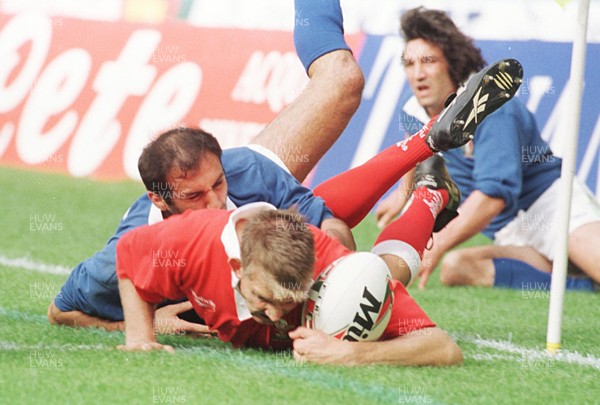 051096 - Italy v Wales - Dafydd James of Wales scores try