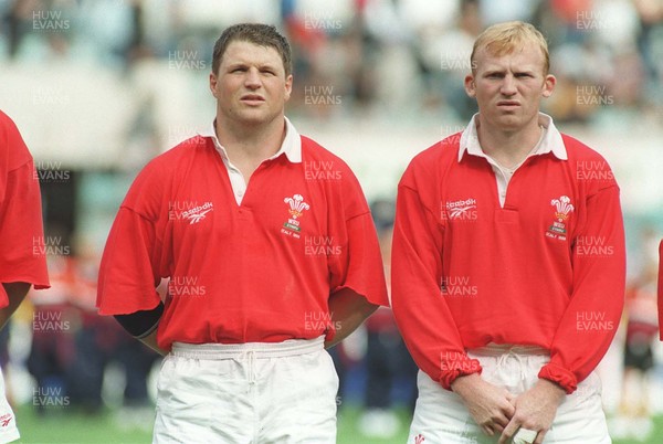 051096 - Italy v Wales - Scott Gibbs (lt) lines up with Neil Jenkins for the anthems