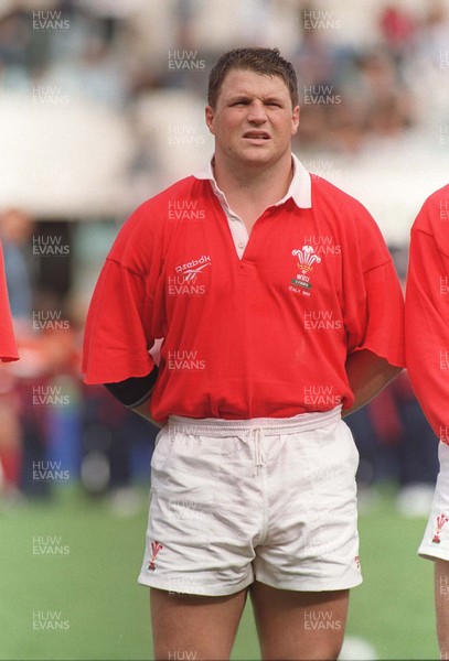 051096 - Italy v Wales - Scott Gibbs lines up for the anthems