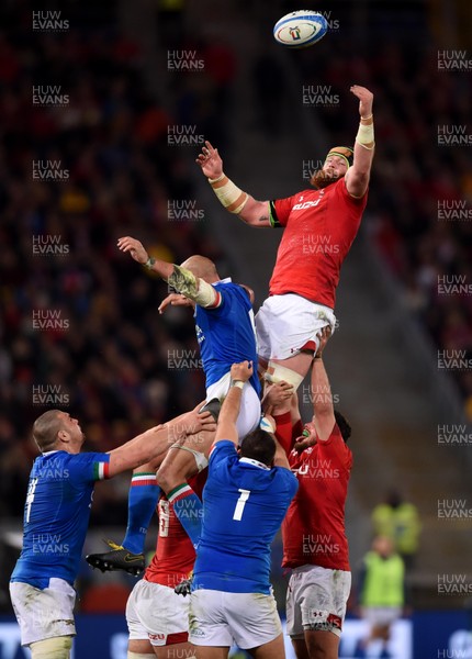 090219 - Italy v Wales - Guinness Six Nations - Jake Ball of Wales beats Sergio Parisse of Italy to line out ball