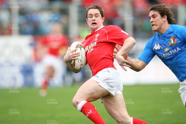 100307 - Italy v Wales - RBS Six Nations - Wales Shane Williams beats tackle by Matteo Pratichetti to score try 