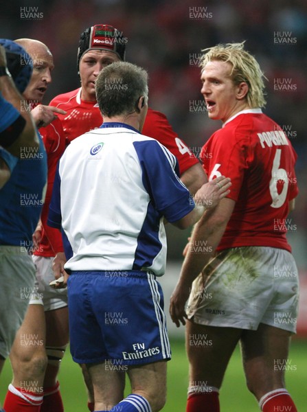 100307 - Italy v Wales - RBS Six Nations - Wales Alix Popham(rt), Ian Gough(cebtre) and Gareth Thomas(lt) argue with the referee Chris Whita after he blew for full time 