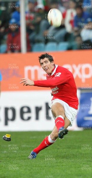 100307 - Italy v Wales - RBS Six Nations - Wales James Hook slots over a kick