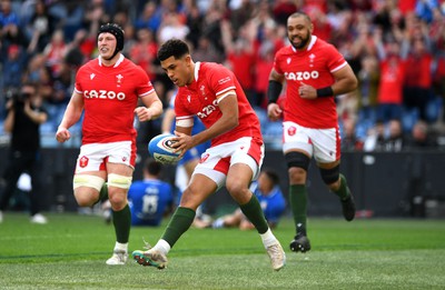 110323 - Italy v Wales - Guinness Six Nations - Rio Dyer of Wales runs in to score try