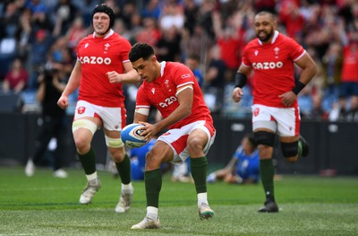 110323 - Italy v Wales - Guinness Six Nations - Rio Dyer of Wales runs in to score try