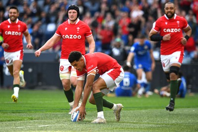 110323 - Italy v Wales - Guinness Six Nations - Rio Dyer of Wales runs in to score try