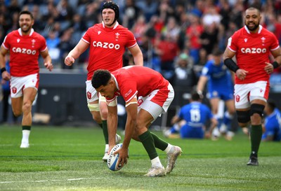 110323 - Italy v Wales - Guinness Six Nations - Rio Dyer of Wales runs in to score try