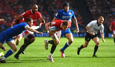 110323 - Italy v Wales - Guinness Six Nations - Liam Williams of Wales scores try