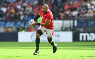 110323 - Italy v Wales - Guinness Six Nations - Taulupe Faletau of Wales gets into space