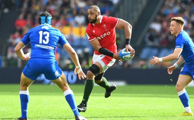 110323 - Italy v Wales - Guinness Six Nations - Taulupe Faletau of Wales gets into space