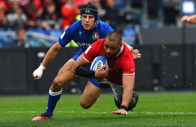 110323 - Italy v Wales - Guinness Six Nations - Taulupe Faletau of Wales scores try