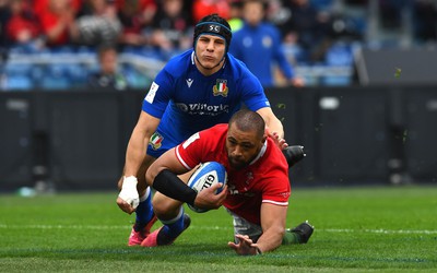 110323 - Italy v Wales - Guinness Six Nations - Taulupe Faletau of Wales scores try