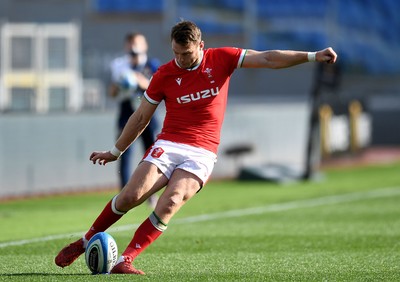 130321 - Italy v Wales - Guinness Six Nations - Dan Biggar of Wales kicks at goal