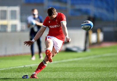 130321 - Italy v Wales - Guinness Six Nations - Dan Biggar of Wales kicks at goal