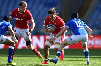 130321 - Italy v Wales - Guinness Six Nations - Josh Navidi of Wales takes on Juan Ignacio Brex and Carlo Canna of Italy