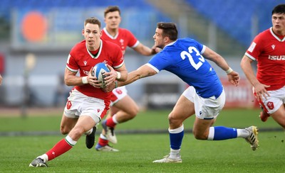 130321 - Italy v Wales - Guinness Six Nations - Liam Williams of Wales gets past Edoardo Padovani of Italy