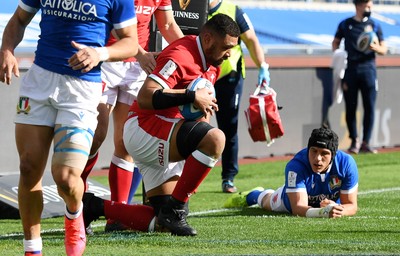 130321 - Italy v Wales - Guinness Six Nations - Taulupe Faletau of Wales scores a try