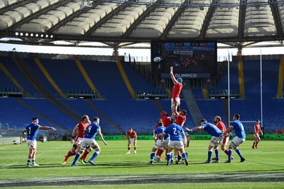 130321 - Italy v Wales - Guinness Six Nations - Justin Tipuric of Wales wins the line out in an empty Stadio Olimpico