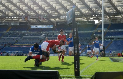 130321 - Italy v Wales - Guinness Six Nations - Taulupe Faletau of Wales scores a try