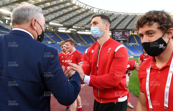 130321 - Italy v Wales - Guinness Six Nations - Wales head coach Wayne Pivac with George North at full time
