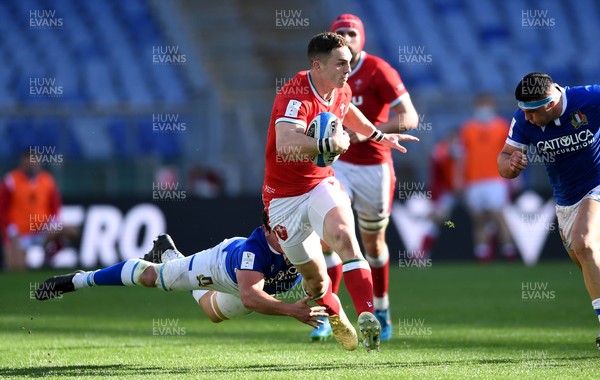 130321 - Italy v Wales - Guinness Six Nations - George North of Wales takes on Michele Lamaro of Italy