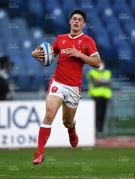 130321 - Italy v Wales - Guinness Six Nations - Louis Rees-Zammit of Wales runs in to score try