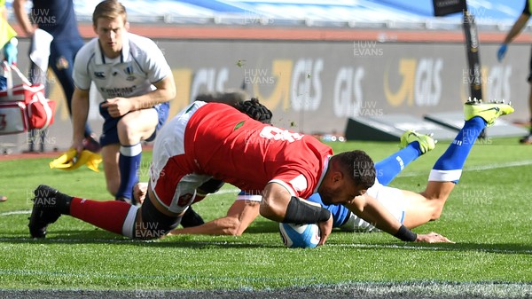 130321 - Italy v Wales - Guinness Six Nations - Taulupe Faletau of Wales scores try