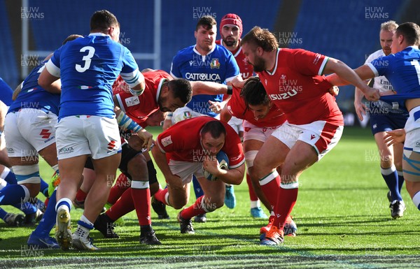 130321 - Italy v Wales - Guinness Six Nations - Ken Owens of Wales scores his first try