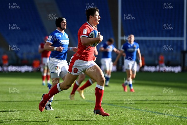 130321 - Italy v Wales - Guinness Six Nations - Louis Rees-Zammit of Wales breaks through
