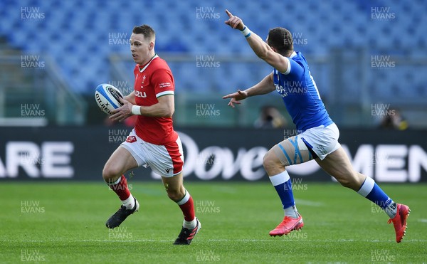 130321 - Italy v Wales - Guinness Six Nations - Liam Williams of Wales looks for space