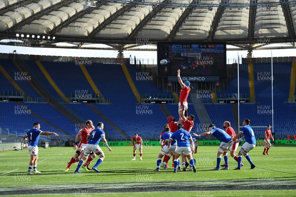 130321 - Italy v Wales - Guinness Six Nations - Justin Tipuric of Wales wins the line out in an empty Stadio Olimpico