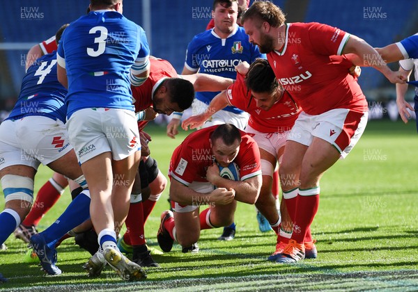 130321 - Italy v Wales - Guinness Six Nations - Ken Owens of Wales gets through to score a try