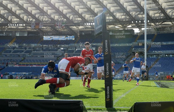 130321 - Italy v Wales - Guinness Six Nations - Taulupe Faletau of Wales scores a try