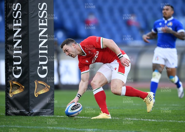 130321 - Italy v Wales - Guinness Six Nations - George North of Wales runs in to score a try