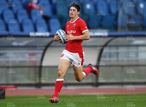 130321 - Italy v Wales - Guinness Six Nations - Louis Rees-Zammit of Wales runs in to score a try after intercepting the ball
