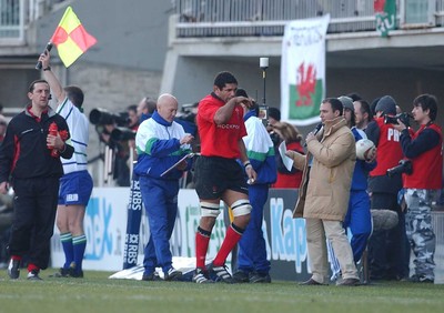 150203 - Italy v Wales - Six Nations Championship -  Wales captain Colin Charvis is substituted  