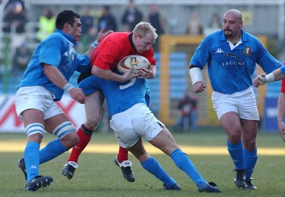 150203 - Italy v Wales - Six Nations Championship -  Wales' Tom Shanklin is held up by Alessandro Troncon  