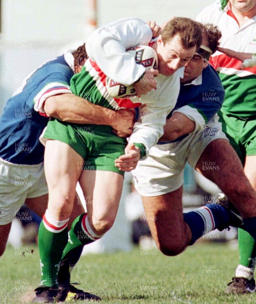 200399 - Italy v Wales - International Friendly -  Rob Howley is tackled by Massimo Giovanelli (lt) and Diego Scaglia