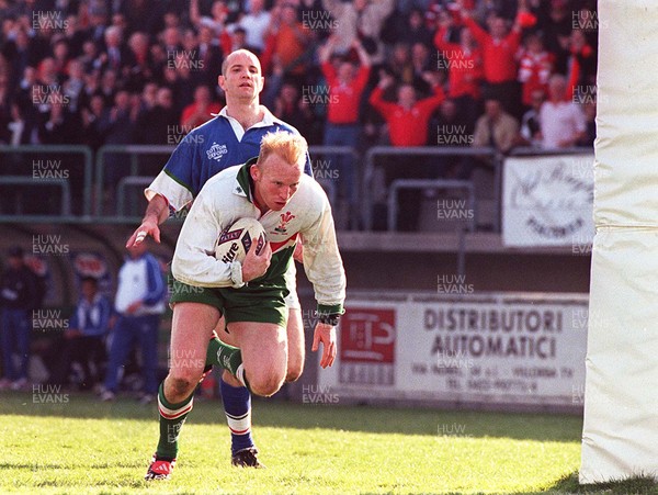 200399 - Italy v Wales - International Friendly -  Neil Jenkins scores his try