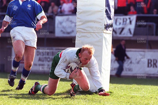 200399 - Italy v Wales - International Friendly -  Neil Jenkins scores his try