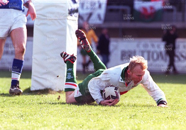 200399 - Italy v Wales - International Friendly -  Neil Jenkins scores his try