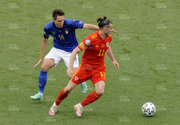 200621 - Italy v Wales - Euro 2020, Group A - Gareth Bale of Wales gets away from Federico Chiesa