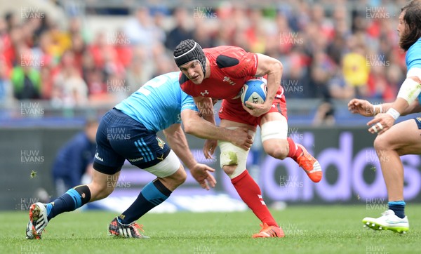 210315 - Italy v Wales - RBS 6 Nations 2015 -Sam Warburton of Wales is tackled by Leonardo Ghiraldini of Italy